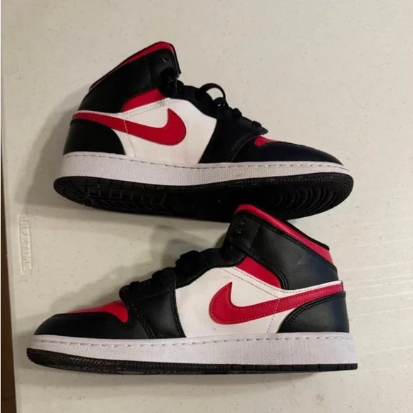 Jordan 1 Mid - Picture 2 of 3